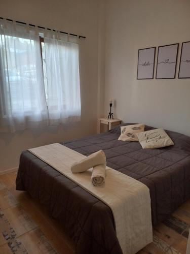 1 dormitorio con 2 camas y ventana en Delta Home II en San Carlos de Bariloche
