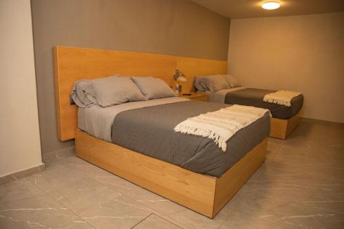 1 dormitorio con 2 camas en una habitación en Habitación moderna, en Ciudad Hidalgo
