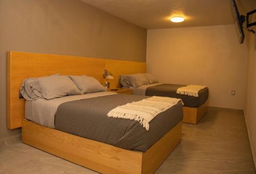 1 dormitorio con 2 camas en una habitación en Habitación moderna, en Ciudad Hidalgo
