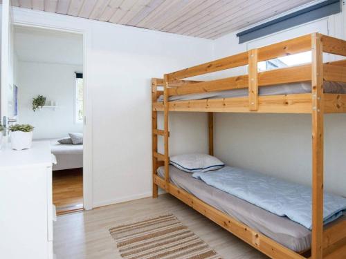 um quarto beliche com um beliche numa casa em Holiday home Struer XXVI em Struer