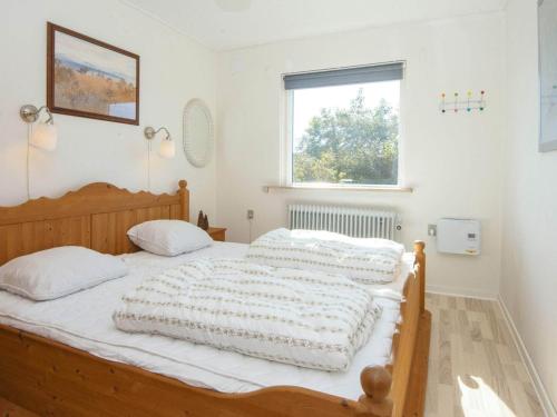 2 letti singoli in una camera da letto con finestra di 5 person holiday home in Skjern-By Traum a Skjern
