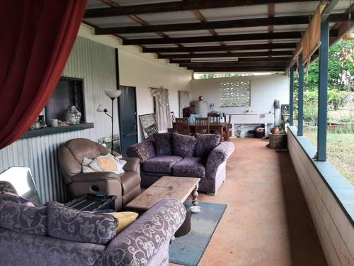 sala de estar con sofás y mesa en Wangan Tropical Getaway 