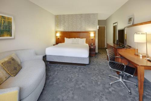 Habitación de hotel con cama y escritorio en Courtyard Atlanta Marietta/I-75 North en Marietta