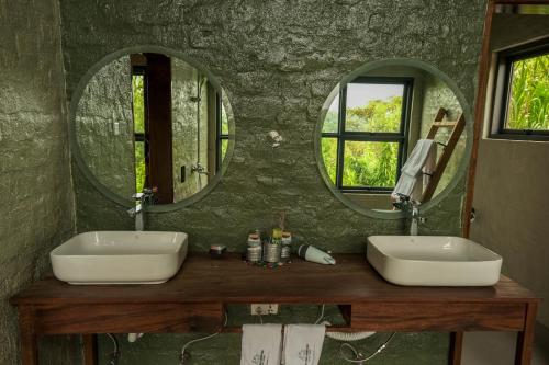 - Baño con 2 lavabos y 2 espejos en Kiho Gorilla Safari Lodge, 