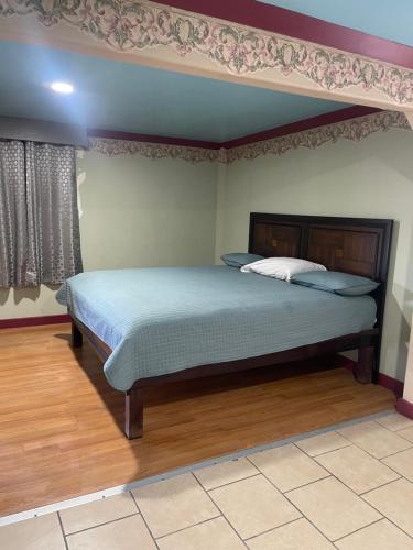 1 dormitorio con 1 cama grande con dosel en Provo Inn & Suites, en Provo