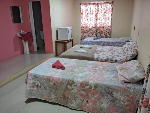 ein Hotelzimmer mit 2 Betten und einem Fenster in der Unterkunft POUSADA LUMI in Alter do Chao