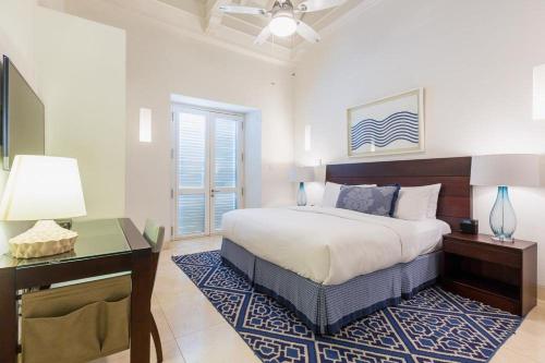 1 dormitorio con cama, escritorio y ventana en Casa Estilo Colonial 7LC-N En El Centro Histórico Con Piscina Aire Acondicionado y Wifi en Cartagena de Indias