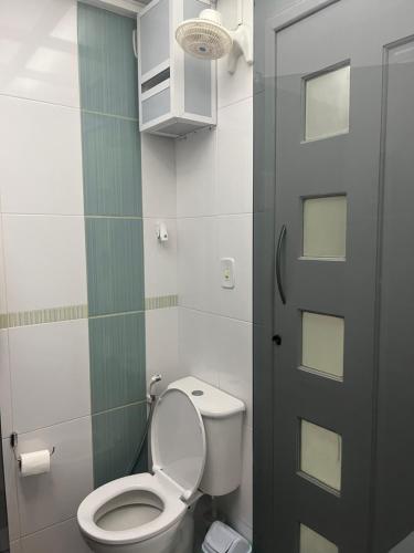 - une petite salle de bains avec des toilettes et une porte dans l'établissement Fioravante's Apartment 2, à Rio de Janeiro