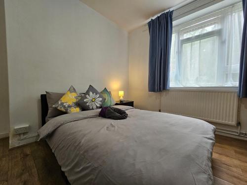Un dormitorio con una cama grande con almohadas. en Globe Rooms, en Londres