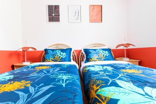 deux lits côte à côte dans une pièce dans l'établissement Refuge Ladhof Odysalis I Chic-Moderne-Proche du centre-ville 3 pieces 2 Chambres, à Colmar