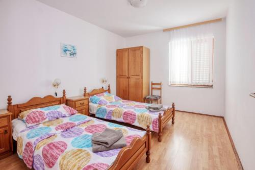 Ένα ή περισσότερα κρεβάτια σε δωμάτιο στο Apartments with parking space Jezera, Murter - 21148