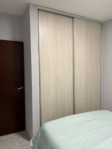 1 dormitorio con una gran puerta corredera en el armario en Departamento completo en Resistencia