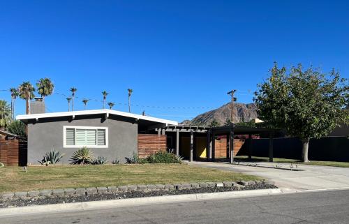 Gallery image of Pick from Curated Vintage Vinyl 3B-2B Lic 65597 in La Quinta