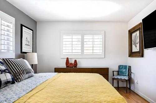 Gallery image of Pick from Curated Vintage Vinyl 3B-2B Lic 65597 in La Quinta