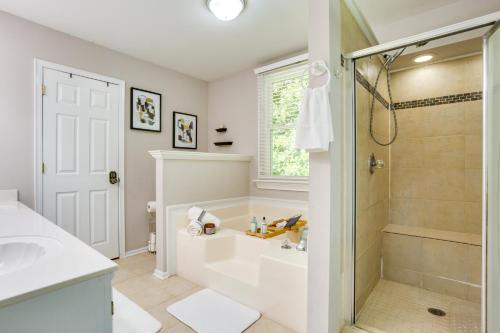 y baño con ducha y lavamanos. en Remodeled Family Home about 2 Mi to Lake Lanier!, en Buford