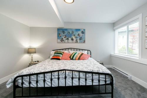 Ένα ή περισσότερα κρεβάτια σε δωμάτιο στο Stylish 1 Bedroom Suite with Lake Access