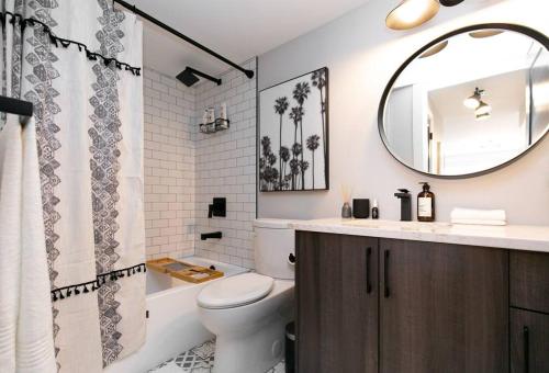 een badkamer met een toilet, een wastafel en een spiegel bij Stylish 1 Bedroom Suite with Lake Access in Victoria