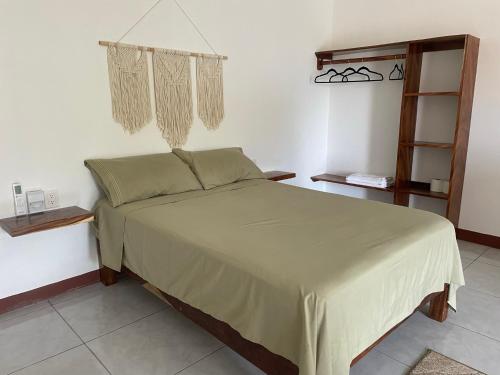 um quarto com uma cama grande num quarto em Casa Mura em Puerto Escondido