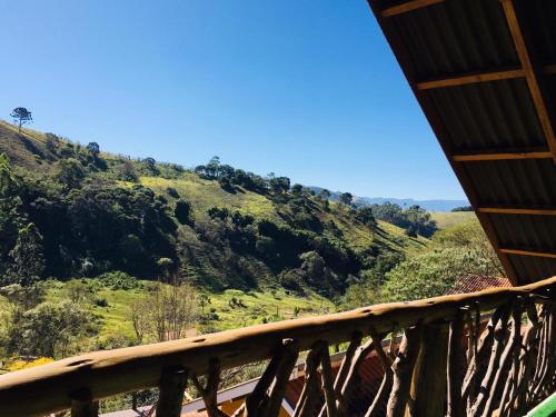 uma vista a partir da varanda de uma montanha em Chalés Fenix em Santo Antônio do Pinhal