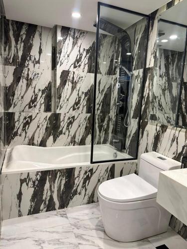 Un baño de City View at MAKATI Prime Luxury