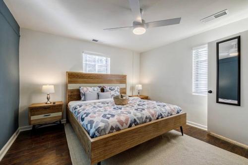 1 dormitorio con cama, lámpara y ventana en 5min-Grant park with Fenced Yard, Parking and Pet Friendly en Atlanta