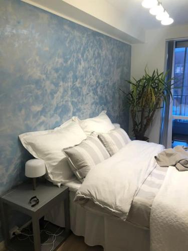 Ліжко або ліжка в номері Fantastisk leilighet med grillområde og klatrevegg
