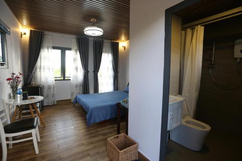 Giường trong phòng chung tại JE T'AIME VILLA - Khu nghỉ dưỡng nhà vườn nằm giữa thiên nhiên bao la hoa cỏ