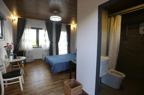 Koupelna v ubytování JE T'AIME VILLA - Khu nghỉ dưỡng nhà vườn nằm giữa thiên nhiên bao la hoa cỏ