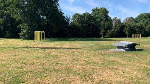a bench sitting in the middle of a field at 't Paviljoenhûs bij Sneekermeer in Offingawier