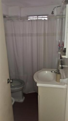 a bathroom with a sink and a toilet and a shower at Apartamento para familia o parejas in Punta del Este