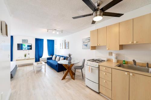 una cucina e un soggiorno con un divano e un tavolo di South Beach Apartments a Miami Beach