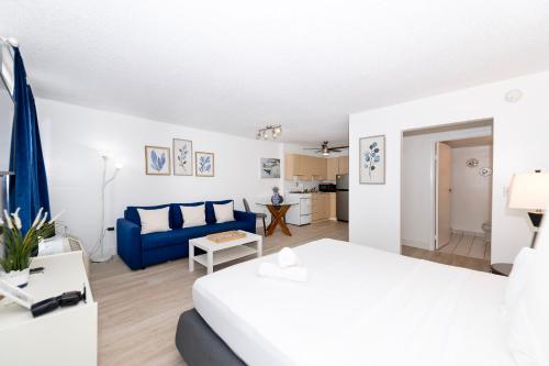 una camera da letto con un letto e un divano blu di South Beach Apartments a Miami Beach