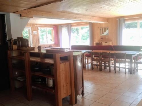 une cuisine et une salle à manger avec une table et des chaises dans l'établissement Grand Chalet 5 pièces, 15 pers., cheminée, parking privé - Le Monêtier-les-Bains - FR-1-762-42, au Monêtier-les-Bains