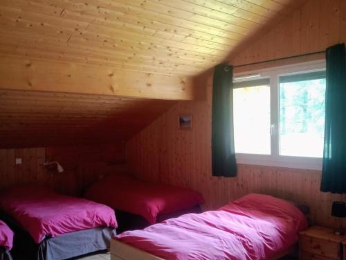 une chambre avec deux lits dans une cabane en bois dans l'établissement Grand Chalet 5 pièces, 15 pers., cheminée, parking privé - Le Monêtier-les-Bains - FR-1-762-42, au Monêtier-les-Bains