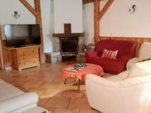 un salon avec un canapé, une table et une télévision dans l'établissement Chalet 7 Ch, 3 Mezz, 15 Pers, Cheminée, Parking Privé - FR-1-762-44, au Monêtier-les-Bains
