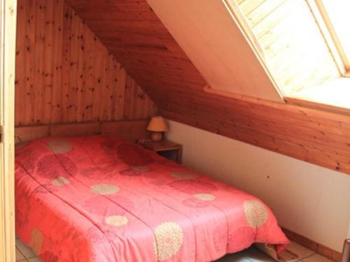 - une chambre mansardée avec un lit rouge dans l'établissement Chalet 7 Ch, 3 Mezz, 15 Pers, Cheminée, Parking Privé - FR-1-762-44, au Monêtier-les-Bains