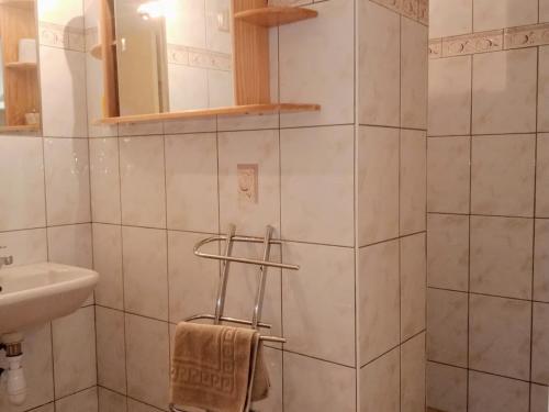 La salle de bains est pourvue d'un lavabo et d'une serviette. dans l'établissement Chalet 7 Ch, 3 Mezz, 15 Pers, Cheminée, Parking Privé - FR-1-762-44, au Monêtier-les-Bains