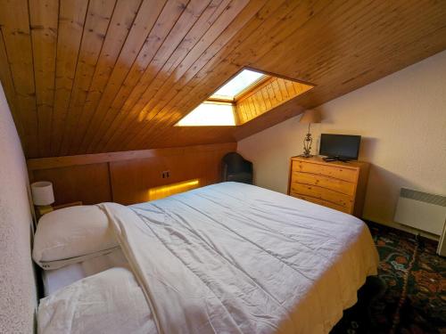 Кровать или кровати в номере Appartement La Clusaz, 3 pièces, 6 personnes - FR-1-459-211