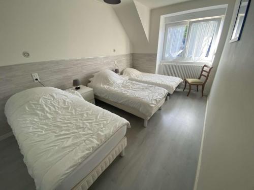 מיטה או מיטות בחדר ב-Maison La Forêt-Fouesnant, 6 pièces, 12 personnes - FR-1-481-148