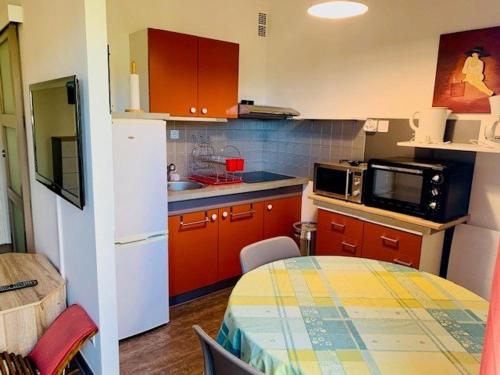 Studio Confortable avec Balcon, Parking et WIFI, à Proximité des Thermes et du Centre-Ville - FR-1-703-165