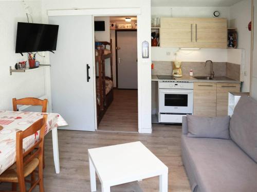 un salon et une cuisine avec un canapé et une table dans l'établissement Studio skis aux pieds, 4 pers, Les Orres, terr. sud - FR-1-322-535, aux Orres