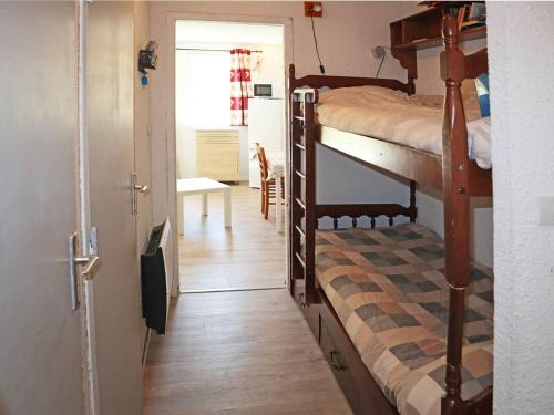 - un couloir avec 2 lits superposés dans une chambre dans l'établissement Studio skis aux pieds, 4 pers, Les Orres, terr. sud - FR-1-322-535, aux Orres