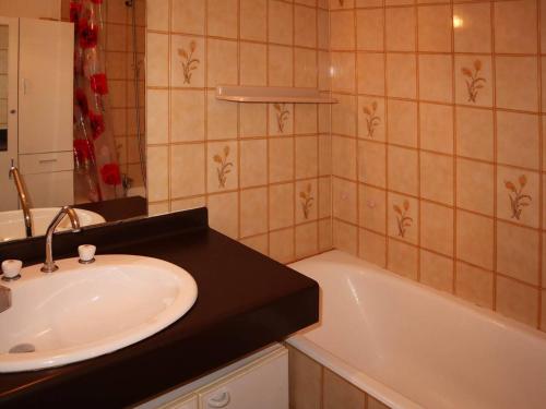 une salle de bain avec un lavabo et une baignoire dans l'établissement Studio skis aux pieds, 4 pers, Les Orres, terr. sud - FR-1-322-535, aux Orres