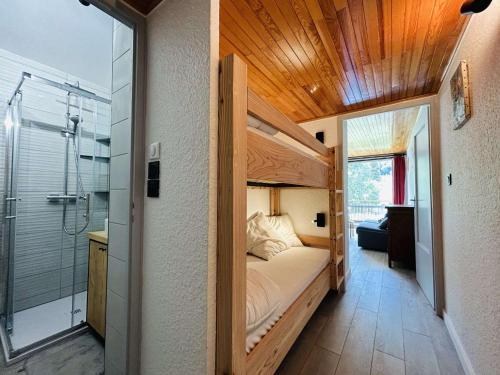 - une chambre avec des lits superposés et une douche dans l'établissement Studio Cabine Rénové avec Balcon et Parking Près des Pistes – La Salle-les-Alpes - FR-1-330F-220, à La Salle Les Alpes