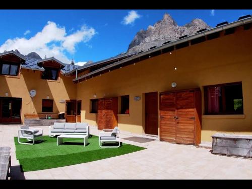 Chalet 6 pièces avec cheminée, parking privé, proche Monêtier-les-Bains - FR-1-762-30