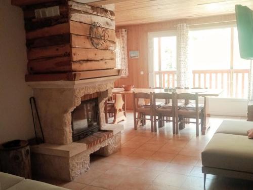 un salon avec cheminée et une salle à manger dans l'établissement Chalet 6 pièces avec cheminée, parking privé, proche Monêtier-les-Bains - FR-1-762-30, au Monêtier-les-Bains