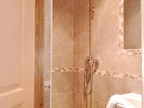 uma casa de banho com um chuveiro e um lavatório. em Chalet Le Monêtier-les-Bains, 6 pièces, 8 personnes - FR-1-762-30 em Le Monêtier-les-Bains