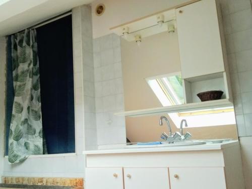 a kitchen with a sink and a window at Chalet spacieux 6 pièces avec cheminée, barbecue, près des pistes, parking privé - FR-1-762-43 in Le Monêtier-les-Bains