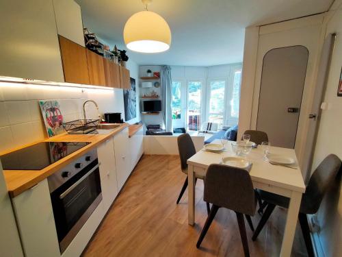 une cuisine et une salle à manger avec une table et des chaises dans l'établissement Avoriaz, appartement 4 pers, balcon, wifi, proche du centre. - FR-1-633-79, à Morzine