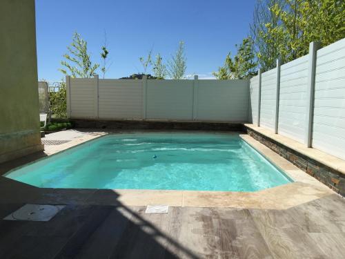 - une piscine dans une arrière-cour avec une clôture dans l'établissement Residence Les Jardins De Natallia, à La Seyne-sur-Mer